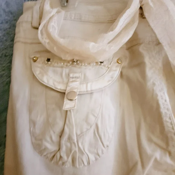 Style Brand Winter White Jeweled  Size 8 Capris. - Picture 2 of 6